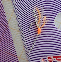 Сахалинские самосвалы на малоротую корюшку Терминатор № 3.5 мм с крылом мобискин Кеймура фирмы Тохо, люресом Тохо и Оранжевой точкой атаки и бородкам  из шелка Веньярд ( муха морковка на корюшку)