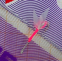 Мушка на малоротую корюшку на длинном серебряном крючке № 3 мм с крылом флажок мобискин тохо с обвязкой Коралл УФ ( кмушка коралл на корюшку)
