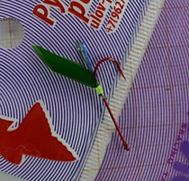 Сахалинские снасти для ловли корюшки зубатки в Магадане  в солнечный день Мустад  красный  № 7  с крылом особо плотной рыбьей кожей Хаябутсу , люрексом и лимонной точкой атаки