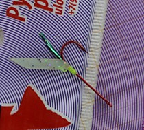 Сахалинские снасти на корюшку зубатку на крючках фирмы Мустад  из Норвегии с мушкой с крылом из натуральной рыбьей кожи Хаябуса 