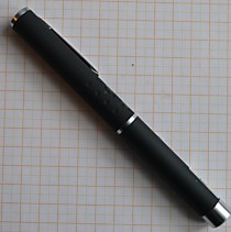 качественный УФ фонарик узкого луча в форме ручки. на 2 мизинчиковые батарейка. Алюминевый влагозащитный корпус в виде ручки