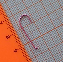 Maruto d 21 MB # 8 UV Pink Крючок на корюшку № 6. мм с микро бородкой  у жала цвет Розовый УФ ( внизу Золото) Цена за 10 штук крючков на зубаря