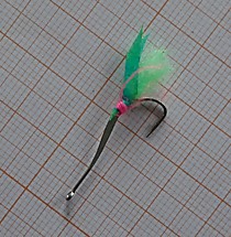 Мушка на корюшку зубатку на плоском  крючке Ювелир №7 мм с крылом натуральная рыбья кожа Хаябусу  зеленый УФ и ватой зеленый  ZAK и точка атаки Розовый шелк Гло бритте 