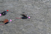 UV муха премиум №10. черное тело, красные щетинки, головка флю розовая, крыло черная шерсть, жабо- серый петух