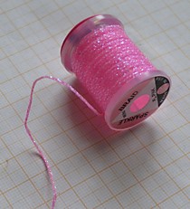 Люрекс-"Брайд" фирмы "Вапси", на катушке,тонкий ,прочный,блестящий и уловистый материал.Цвет-Розовый США WAPSI SPARKLE MINI BRAID Fl.Pink