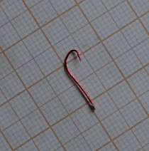 ярко красные крючки на малоротку № 3. 5 мм -формы угорь - лопатка.  Маруто № 5 по японской шкале размера крючка 
