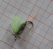 мушка на Симу , мушка оливковый егерь № 10 с крылом из зеленой шерсти текстрим с микроблесками